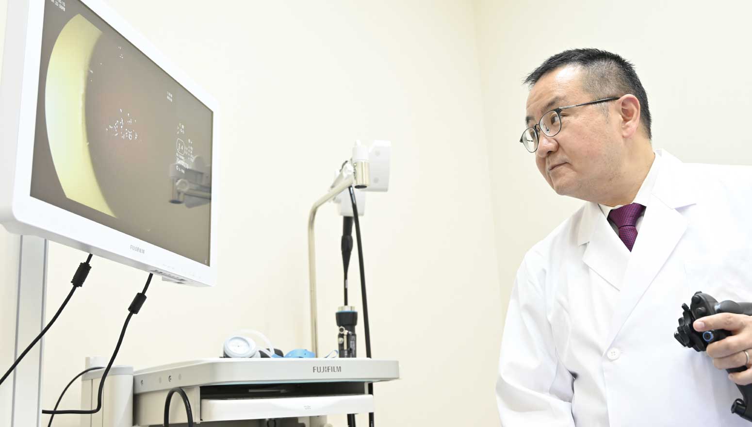 内視鏡検査を行う院長